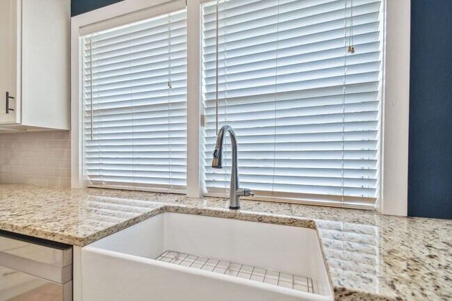 Building Photo - Riverside Heights Historic Bungalow!