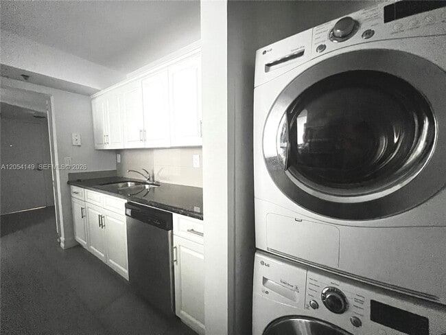 Building Photo - 2457 Collins Ave