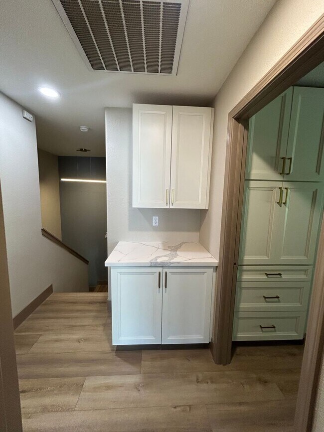 Building Photo - Remodeled and Comfortable Townhome