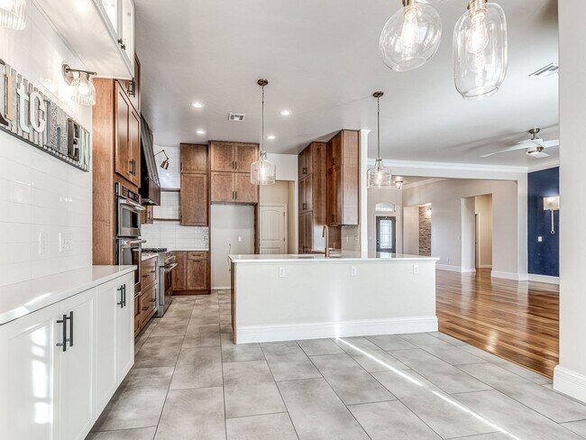 Building Photo - Fantastic home in the Fairways at Surrey H...