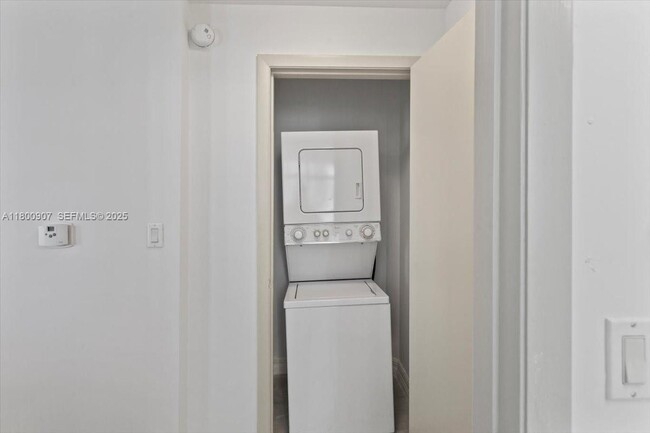 Building Photo - 1900 N Bayshore Dr