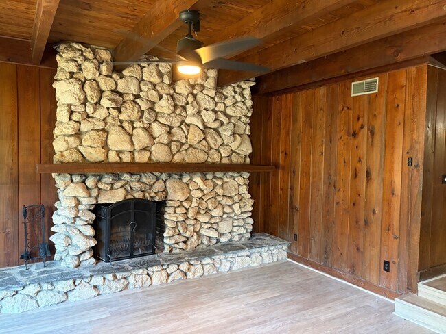 Building Photo - 133 Oak St