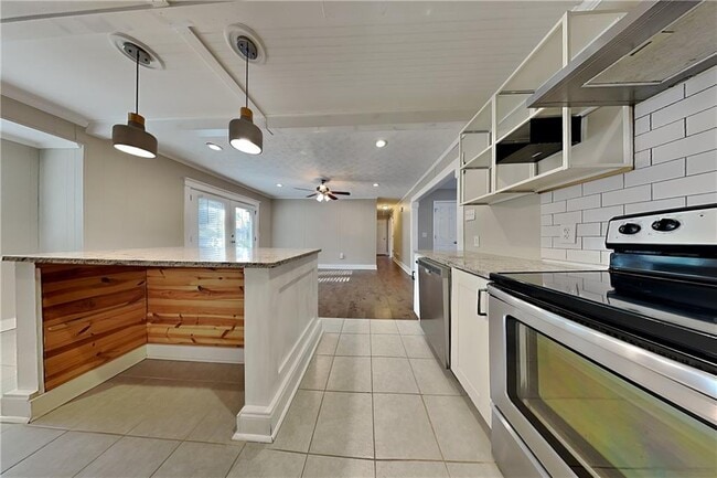 Building Photo - 4656 Lincoln Way SW