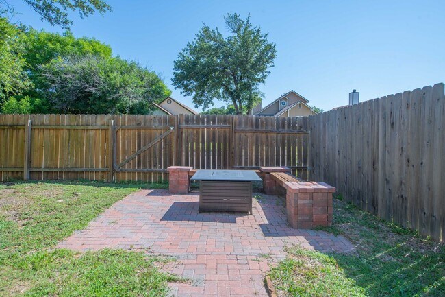 Building Photo - Spacious and Updated Home in Prime Location
