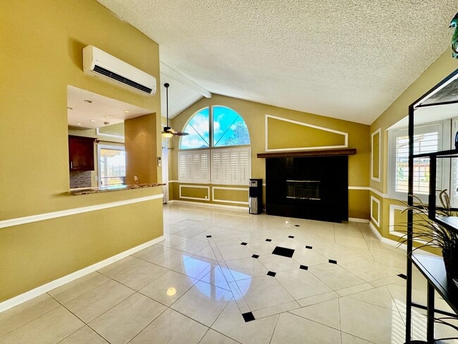 Building Photo - Available now | A 4 Bedroom, 2 Bathroom Si...