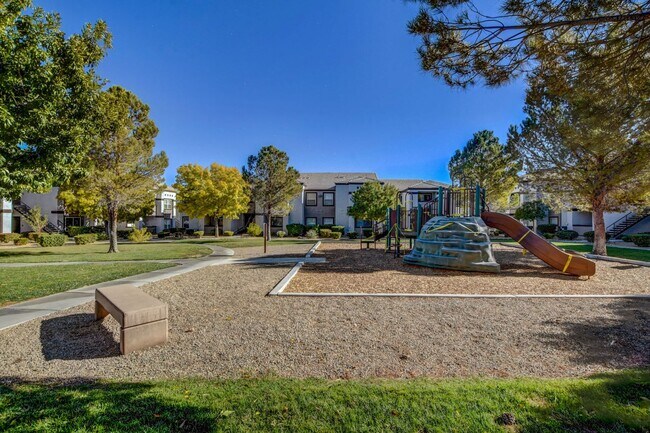 Building Photo - Charming 1 bedroom Condo with full size Ga...