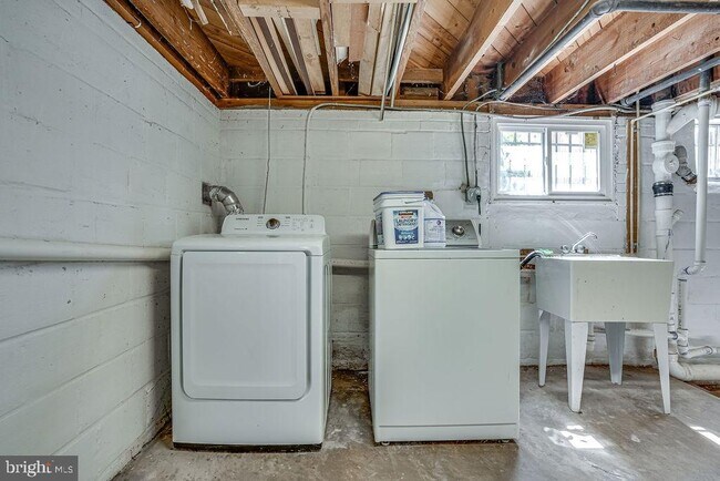 Building Photo - 859 N Abingdon St