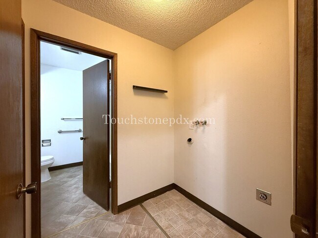 Building Photo - Cozy 2BD Apartment with Patio, East Portland