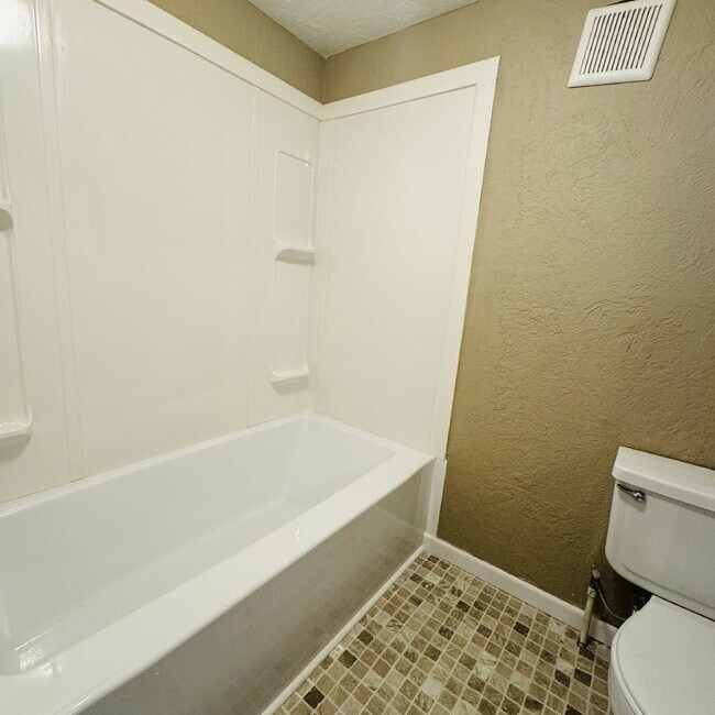 Building Photo - Victorian-style 1 Bedroom | 1 Bathroom Apartment in The Avenues!