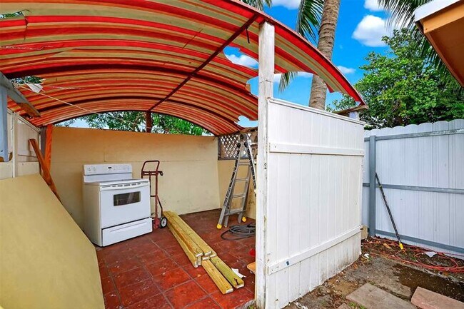 Building Photo - 5461 SW 38th Ct