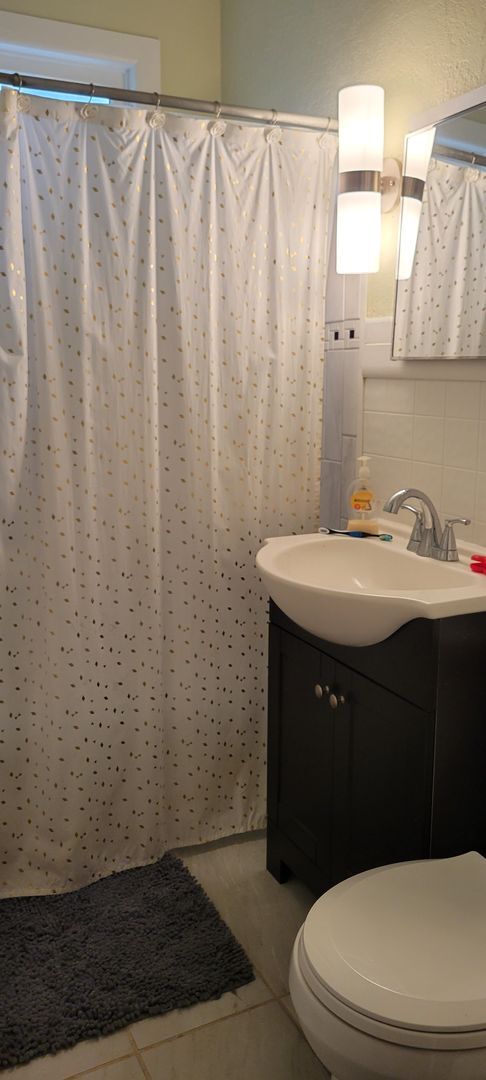 Building Photo - Charming 3 Bed / 2 Bath Home Just Minutes ...