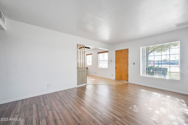 Building Photo - 328 W Oakland St