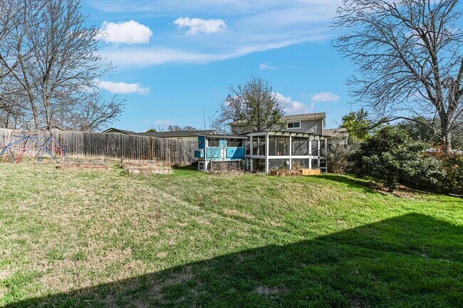 Building Photo - 7105 Meadowood Dr