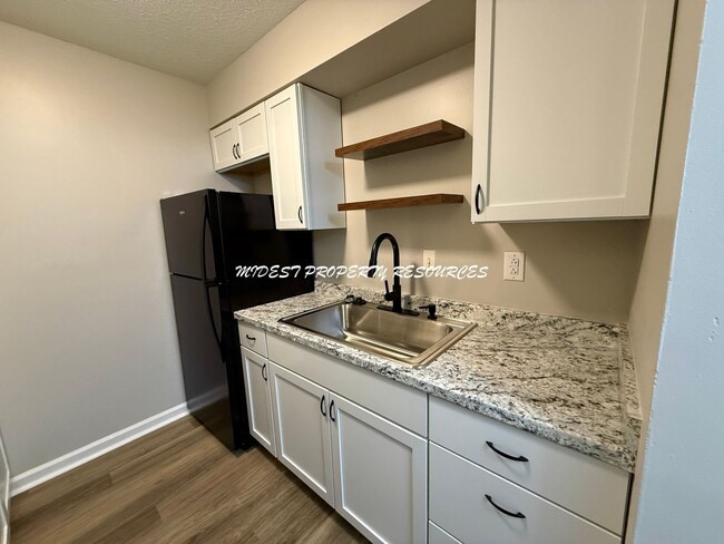 Building Photo - Stunning 1 Bedroom Apartment w/ Covered Pa...