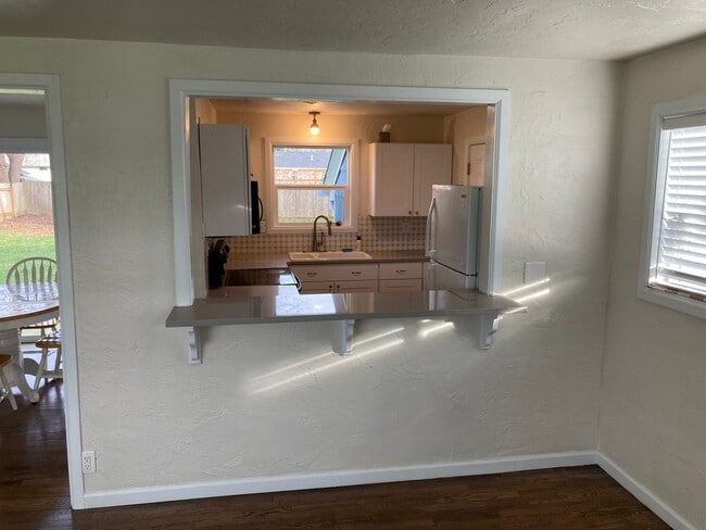 Building Photo - Beautifully updated 2 bedroom, 1 bath hous...