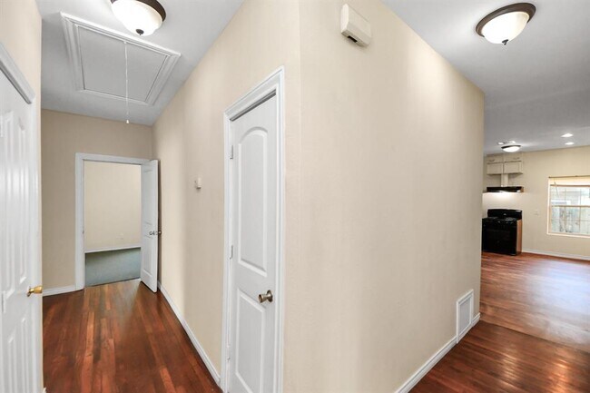 Building Photo - 909 S Victory St
