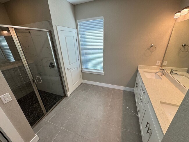 Building Photo - $500 OFF OF A MONTH OF RENT! Beautiful 4BD/2BA Home in Poinciana – No HOA Approval Needed! Pets W...