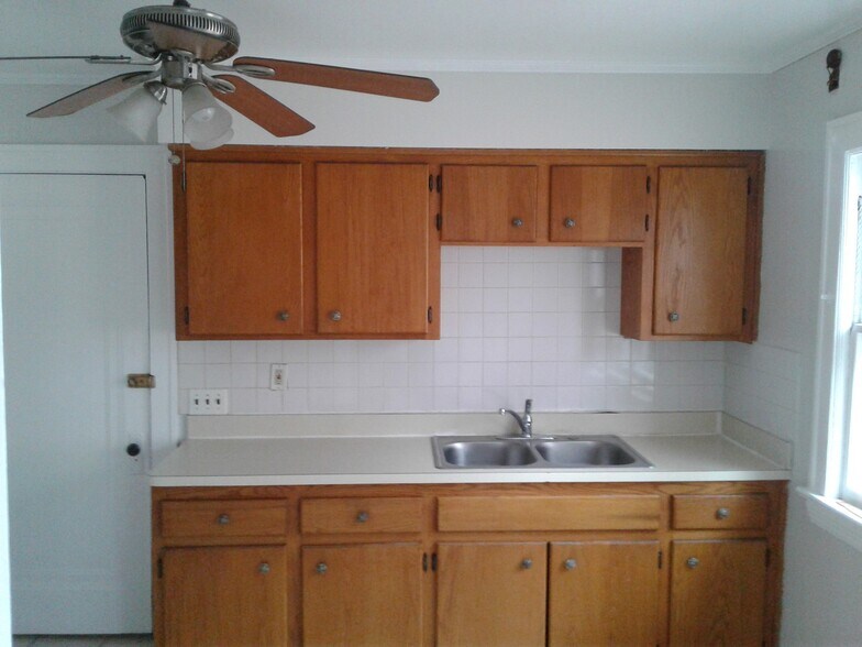 Building Photo - 1673 Victoria Ave