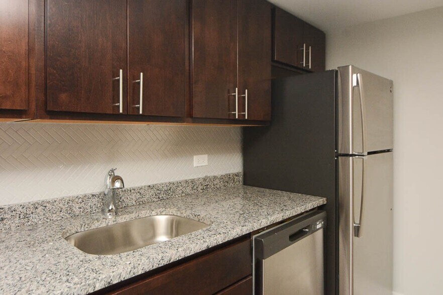 Building Photo - 438 W Belden Ave