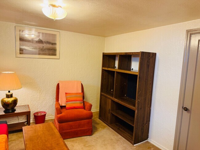 Building Photo - Furnished One Bedroom Near Hospitals
