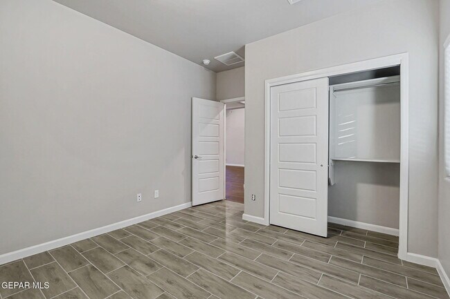 Building Photo - 6061 Cinnamon Pk St