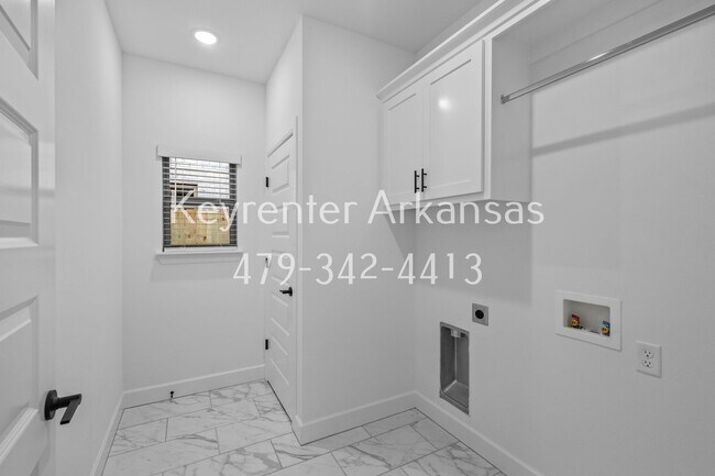 Building Photo - 4 Bed, 2 Bath Home