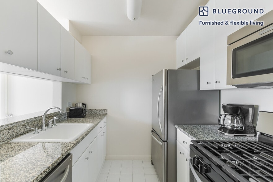 Building Photo - 255 W 94th St