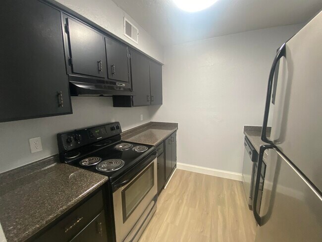 Building Photo - 1530 Live Oak Dr