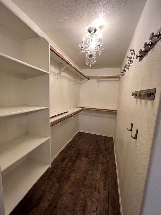 Building Photo - HOUSE FOR RENT