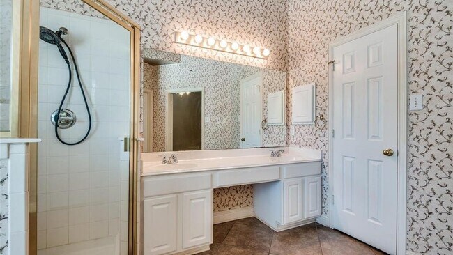 Building Photo - 452 Richmond St