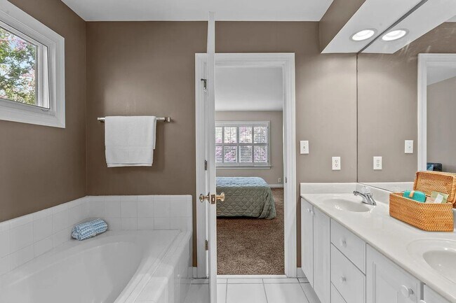 Building Photo - Location meets effortless living in this beautiful END UNIT townhome