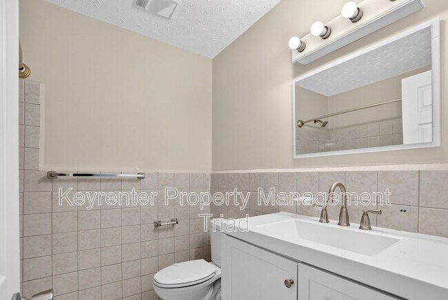 Building Photo - 5108 Lakeshore Ct