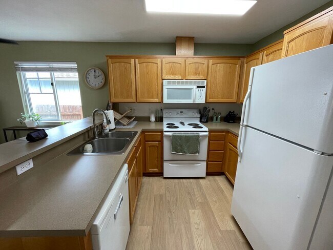Building Photo - Cozy and Comfortable 3 Bedroom Home, Close to Everything!