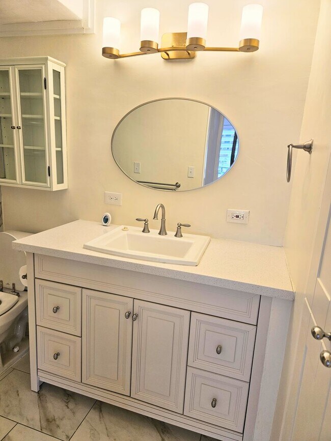 Building Photo - Waikiki Four Paddles 1 Bedroom 1 Bathroom 1 Parking 6th Floor Renovated Condominium