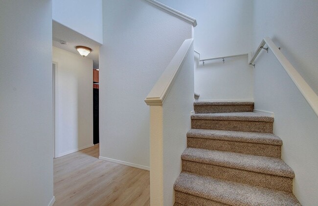 Building Photo - Beautiful Townhome- 3 Bedrooms