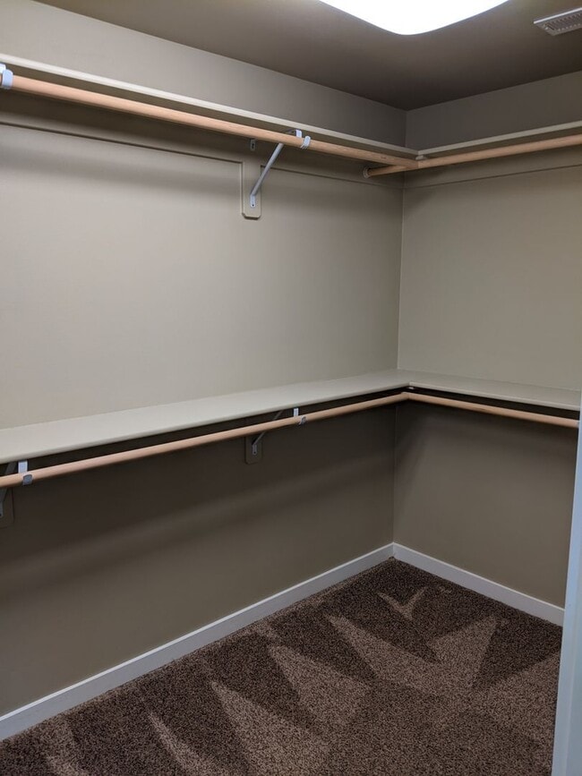 Building Photo - Beautiful 3 Bedroom, 2.5-Bath Home With Op...