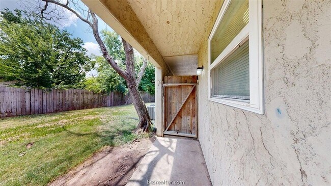 Building Photo - 1327 Airline Dr