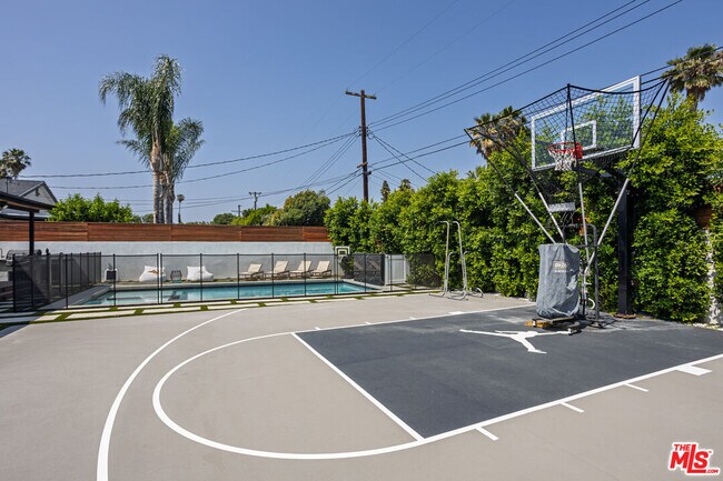 Building Photo - 6610 Farralone Ave