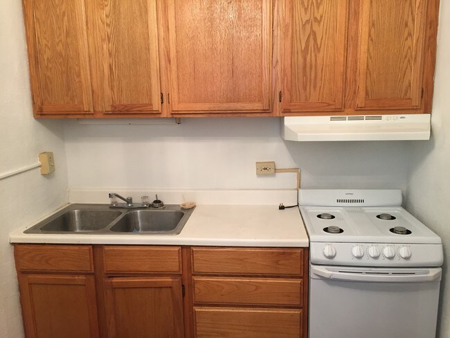 Building Photo - 608 W Schuetz St