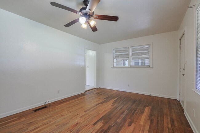 Building Photo - 4 bed 2 bath house, Walk to Stadium!! Available July 2026