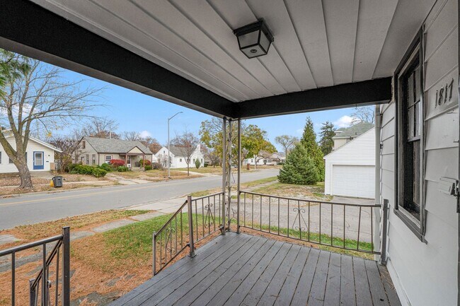 Building Photo - COMING SOON - 3 BEDROOM HOUSE ON SPRING ST