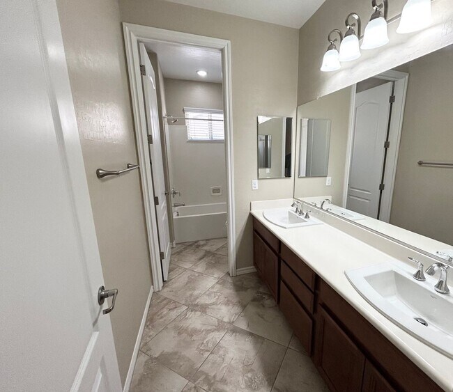 Building Photo - 4/BD 3.5/BA Spacious Home in Gated Communi...