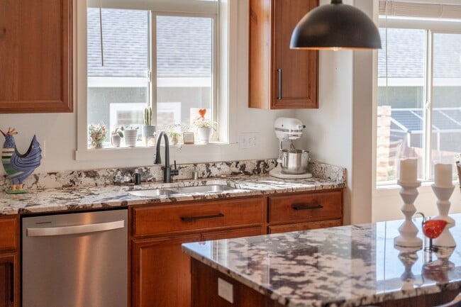 Building Photo - 3 Bedroom, 2 Bath Home