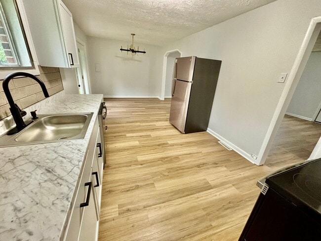 Building Photo - 3 Bedroom Ranch for Rent!