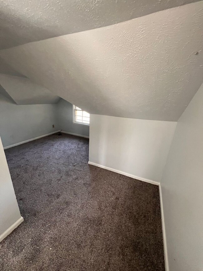 Building Photo - Section 8 Accepted: Affordable 4 Bed, 1 Ba...