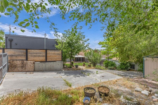 Building Photo - 951 E 700 S