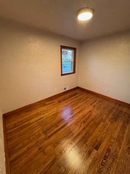 Building Photo - 707 Crystal Dr