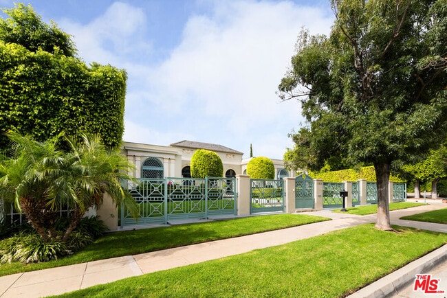 Building Photo - 803 N Rexford Dr