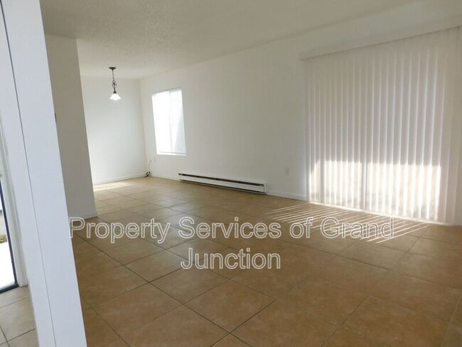 Building Photo - 869 Iowa Ave