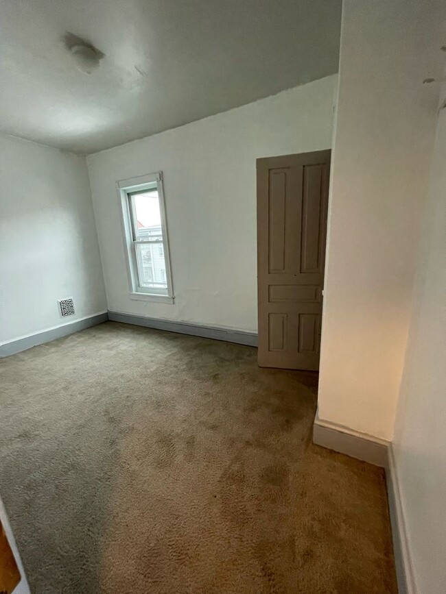 Building Photo - Spacious 3/4 Bedrooms Apartment